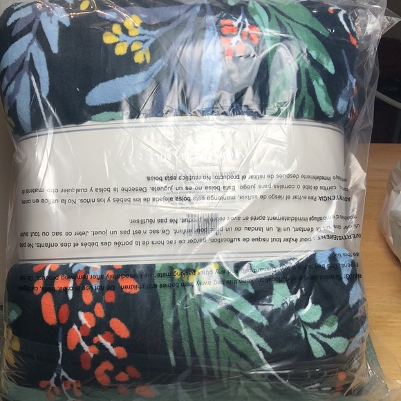 Monte & Jardin Ultra plush throw 60 X 70 Black Floral - Picture 3 of 4